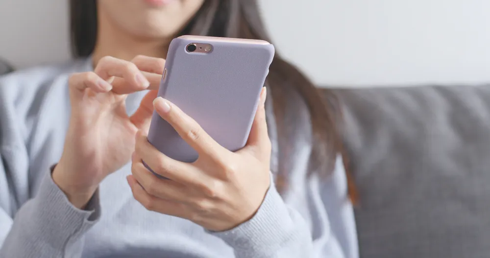 スマートフォンを使っている女性