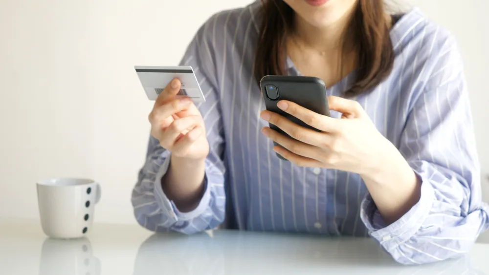 アマゾンで再生品スマホを購入する女性