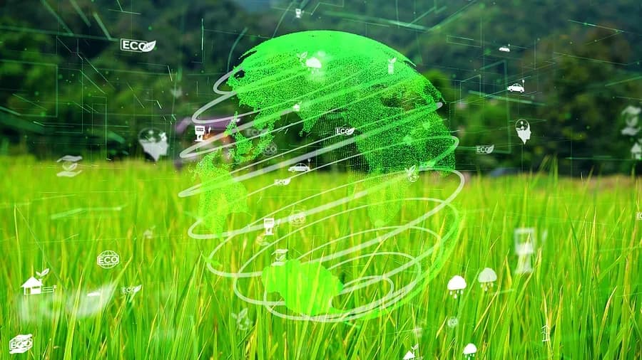 草の生えた背景に、エコロジーのアイコンに囲まれた緑色の地球が描かれている