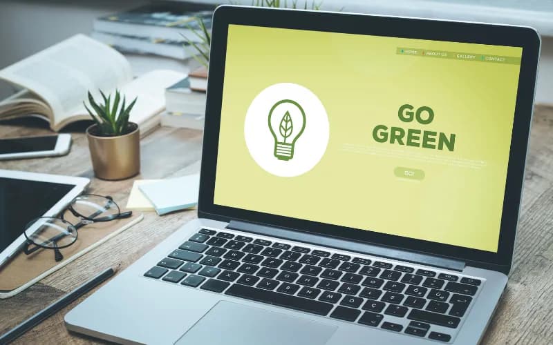 画面に「Go Green」と表示されているノートパソコン