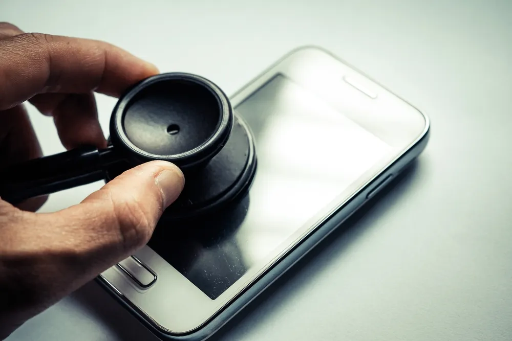 iPhoneの音を聴診器で聴いている
