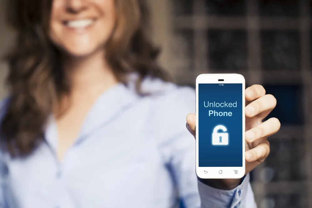 ロックが解除されたiPhoneを手に持つ幸せそうな人