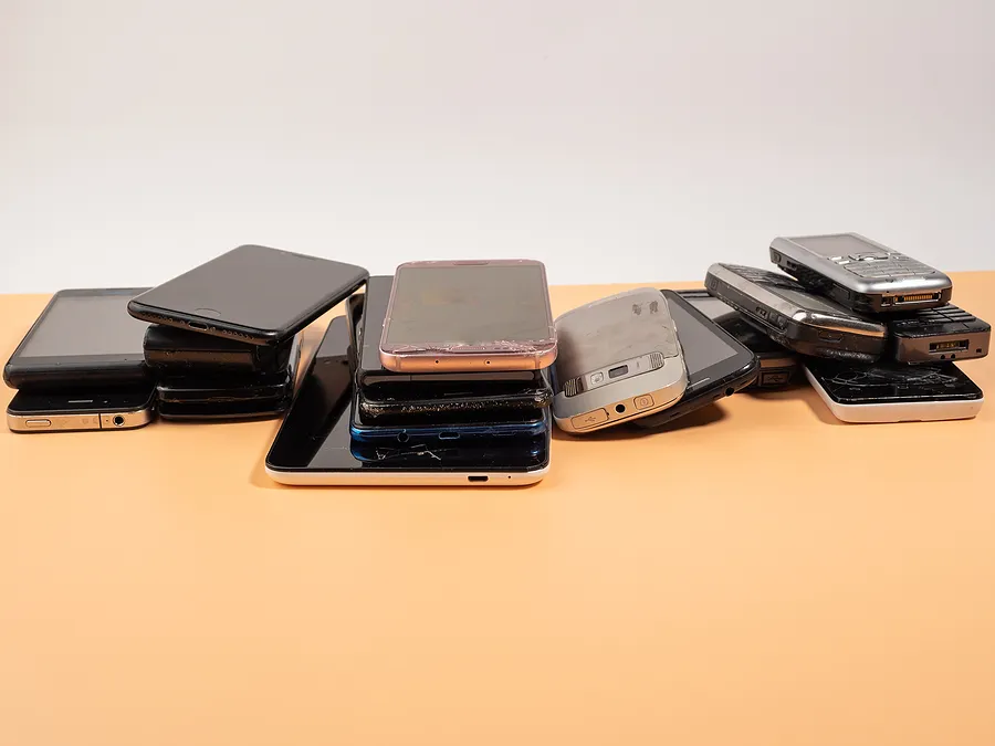 中古のiPhoneの山