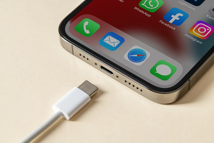 ケーブルが外れたiPhone