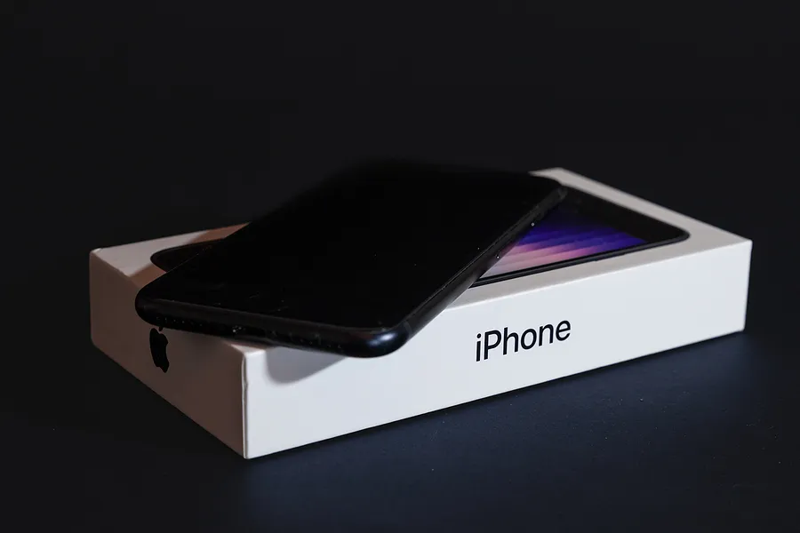 箱の上に置かれたiPhone