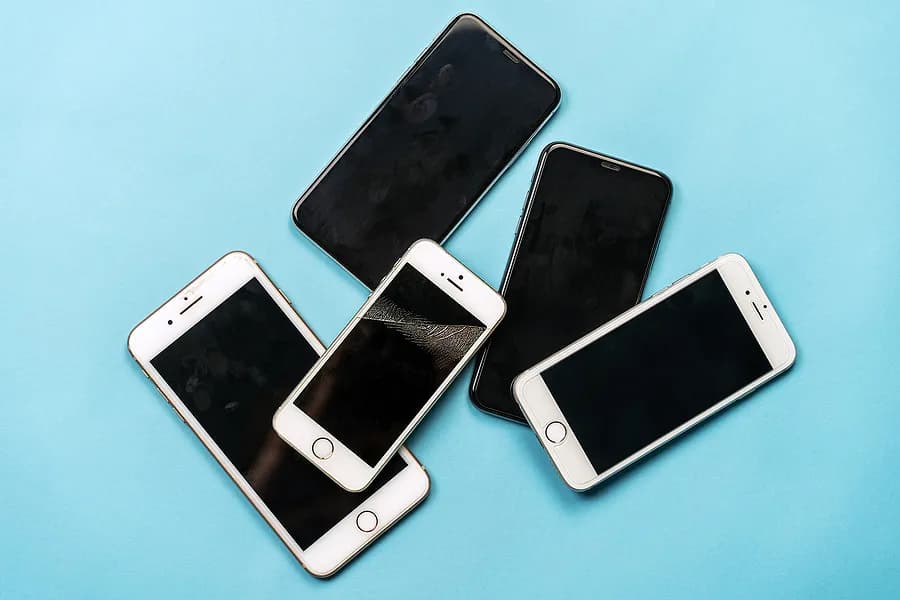 青い背景に置かれた古いiPhone