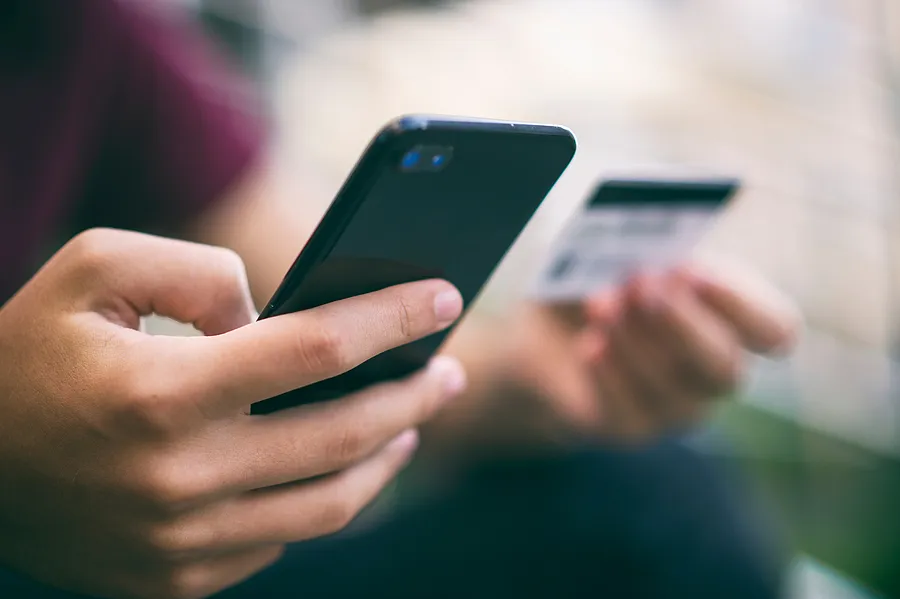 スマートフォンを手にした人々。