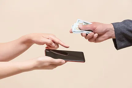 携帯電話を現金と交換する。