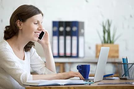 携帯電話で話している女性