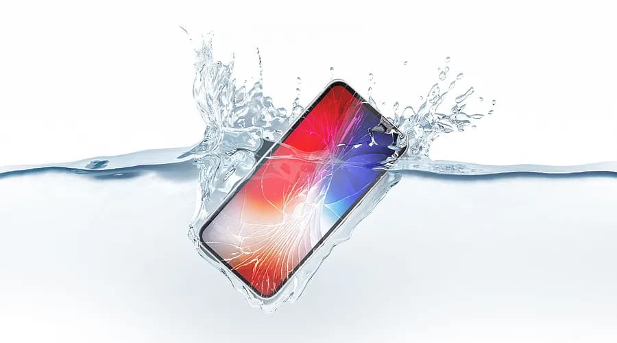 半分ほど水に浸かった携帯電話