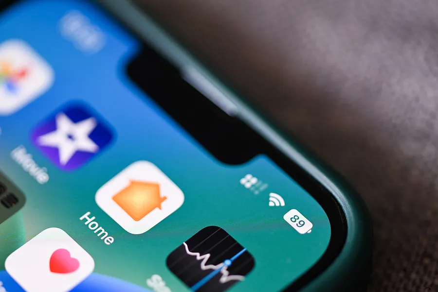 アプリのアイコンとバッテリー残量89%を示すiPhoneの画面のクローズアップ。バッテリーの状態が強調されている。